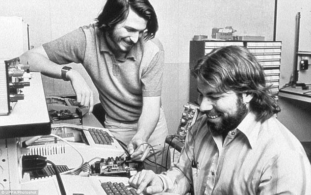 2BF7F6F900000578-3222400-Mr_Jobs_left_and_Mr_Wozniak_met_in_1971_when_they_were_introduce-a-5_1441371031295