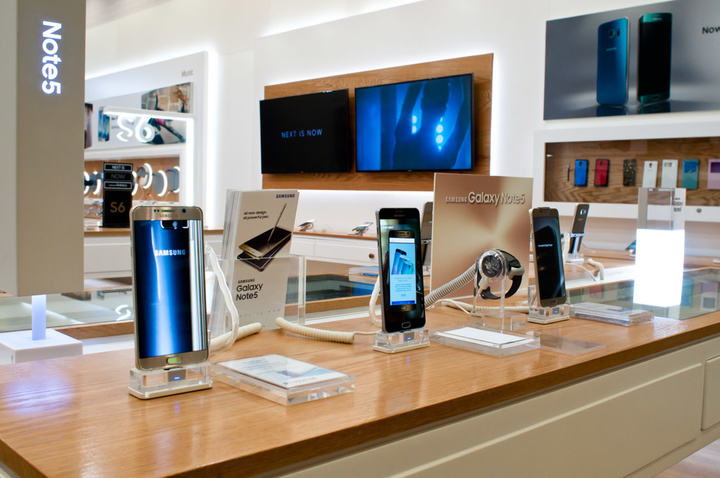 Samsung-Mobile-Store-Clearwater-Mall-Table