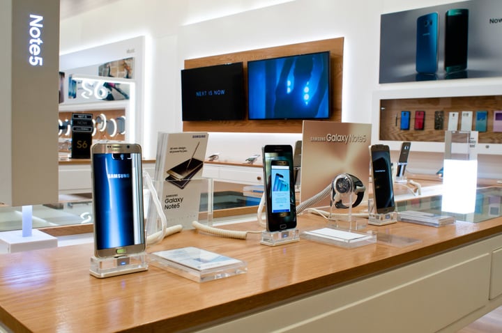 Samsung-Mobile-Store-Clearwater-Mall-Table