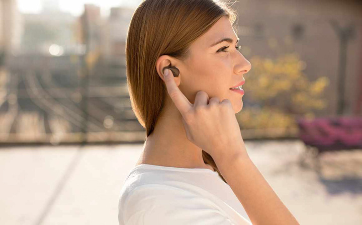 Sony_Xperia_Ear_Hero_1