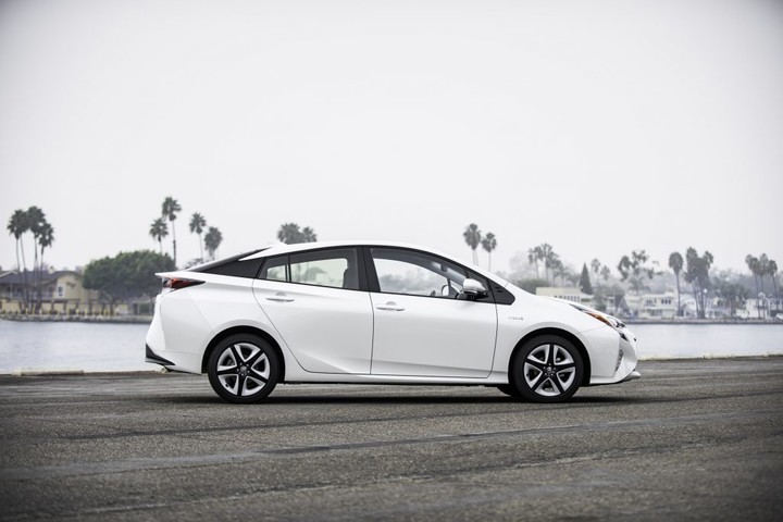 2016-toyota-prius-four-touring-side