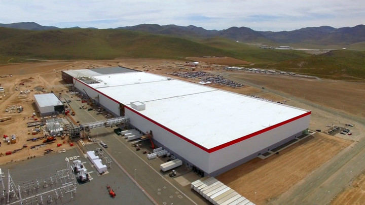 gigafactory-roof-rear-motortrend_meitu_3