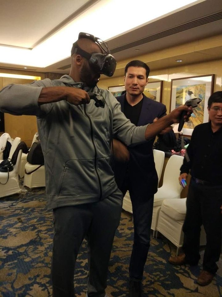 kobe-bryant-htc-vive-wireless-768x1024