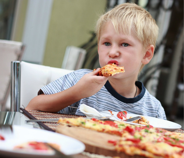 boy-eating-pizza_meitu_7