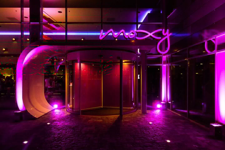 moxy_milan_entrance_at_night
