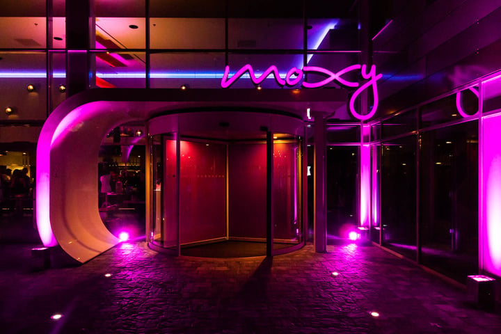 moxy_milan_entrance_at_night