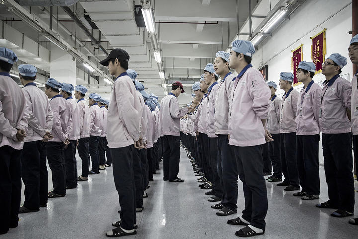 ct-behind-the-scenes-apple-china-iphone-factory-20160426