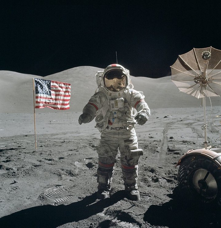 800px-apollo_17_cernan_on_moon