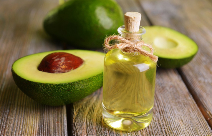 halfed-avocado-fruit-and-avocado-oil-on-wooden-table