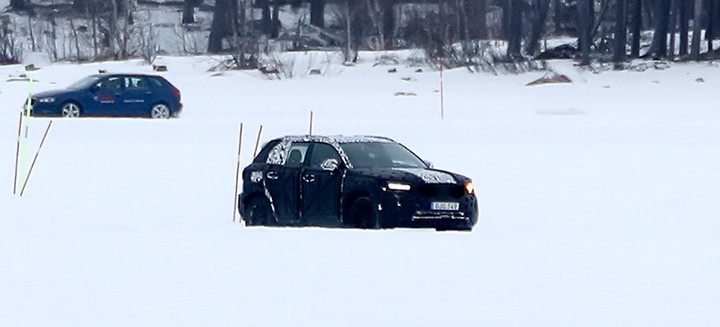 volvo-xc40-driving-through-snow-1