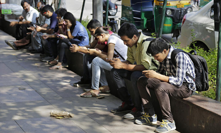 india-mobile-phone-users
