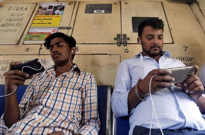 india-smartphone-users