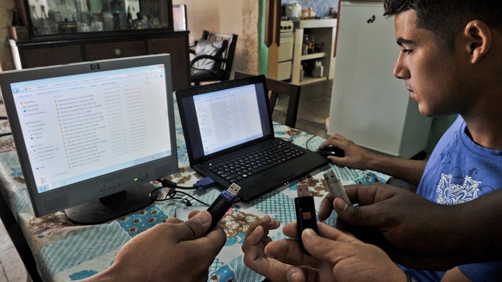在 1120 万人口的古巴,贩卖硬盘内容变成一项越