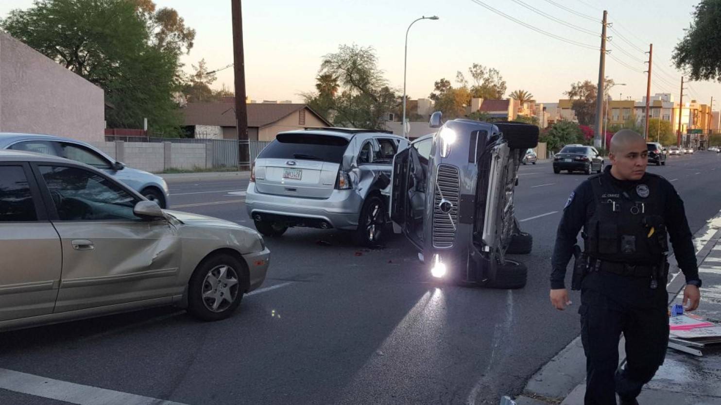 载有人的Uber 无人车发生撞车事故，严重程度堪比特斯拉致死车祸 爱范儿