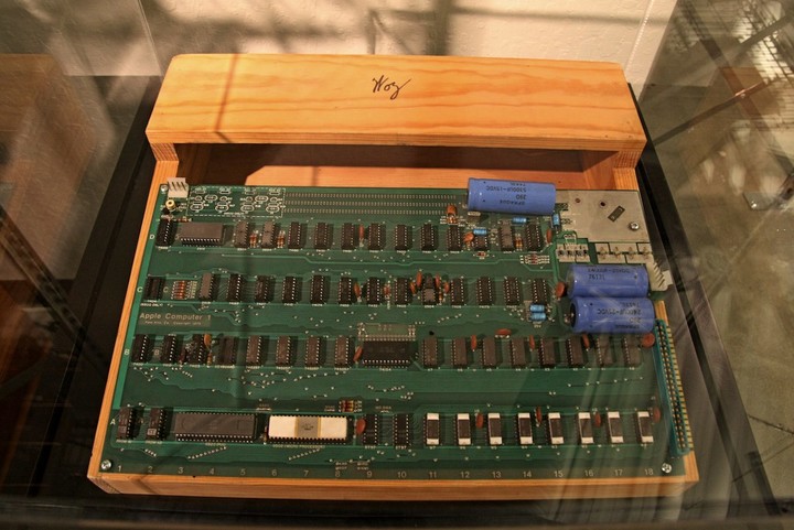 Apple_I_circuit_board_and_wooden_case_with_Woz_sign,_Computer_History_Museum