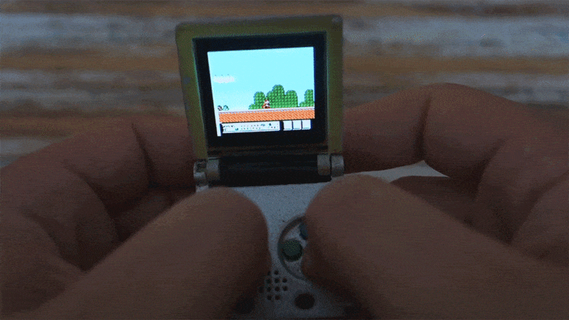 超级迷你 Game Boy 来了，在「钥匙扣」上玩一把马里奥吧