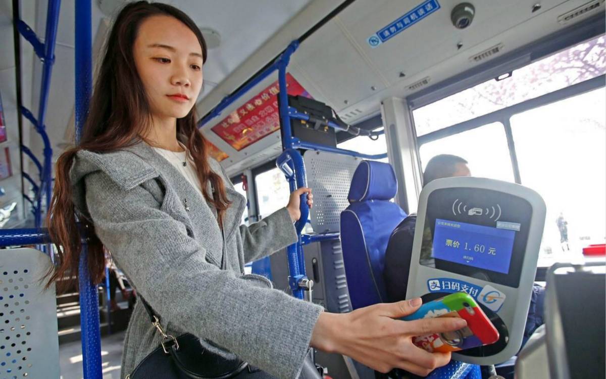 Оплата телефоном в автобусе. Автобус китаец. Автобусы в Китае. QR В автобусе. Корейские автобусы.