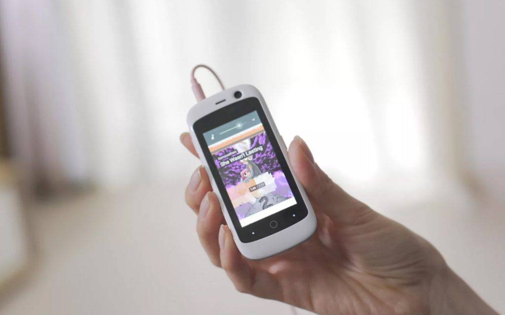 这才是世界上最小的 4G Android 智能手机,但你