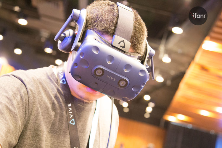 体验了HTC Vive Pro 后，我觉得VR 的未来似乎也没有那么“悲观” | 爱范儿