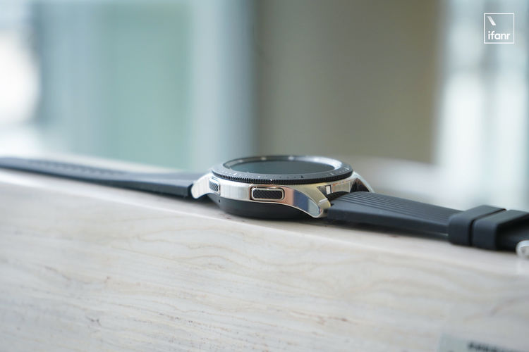 三星Galaxy Watch：有着46mm 的大圆盘，却要当大潮流下的低调者丨验货