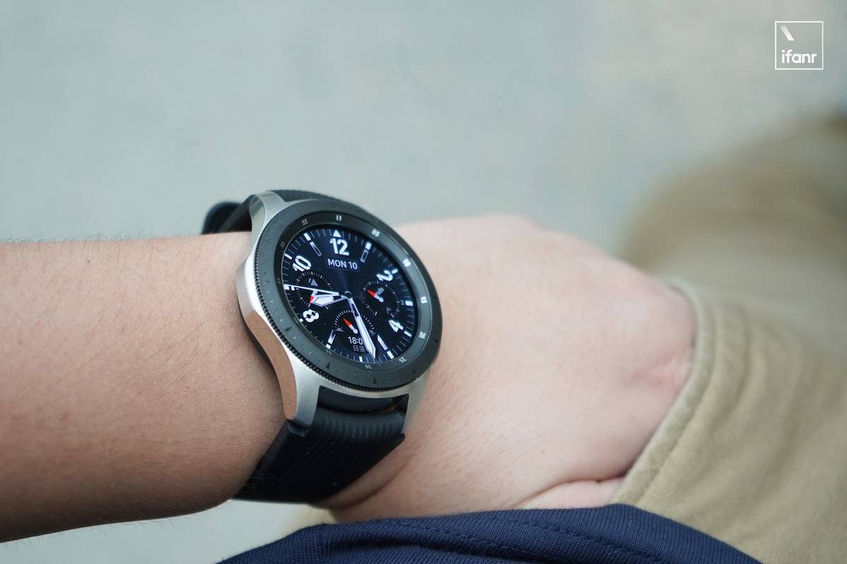 三星Galaxy Watch：有着46mm 的大圆盘，却要当大潮流下的低调者丨验货