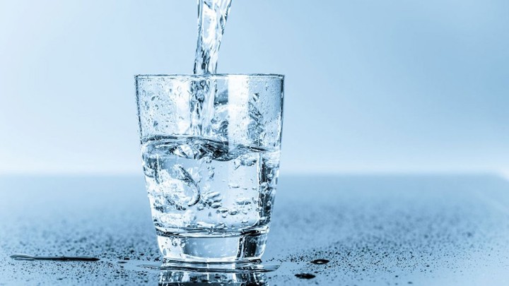 https://s3.ifanr.com/wp-content/uploads/2018/11/why-drink-water-for-better-health_1-1024x576.jpg!720
