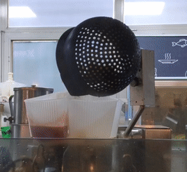 我在未来餐厅让机器人炒了三道菜，没想到，全糊了