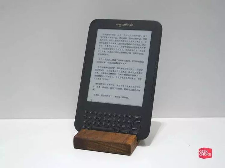 这是最有野心的一代 Kindle，也是年轻人的第一款电纸书 | 极客博物馆