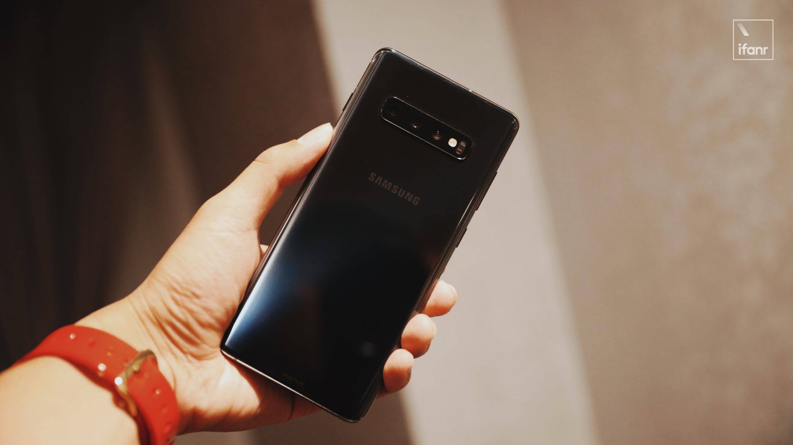 三星galaxy S10 评测 这是你现在能买到的最佳android 手机丨模范评测 爱范儿