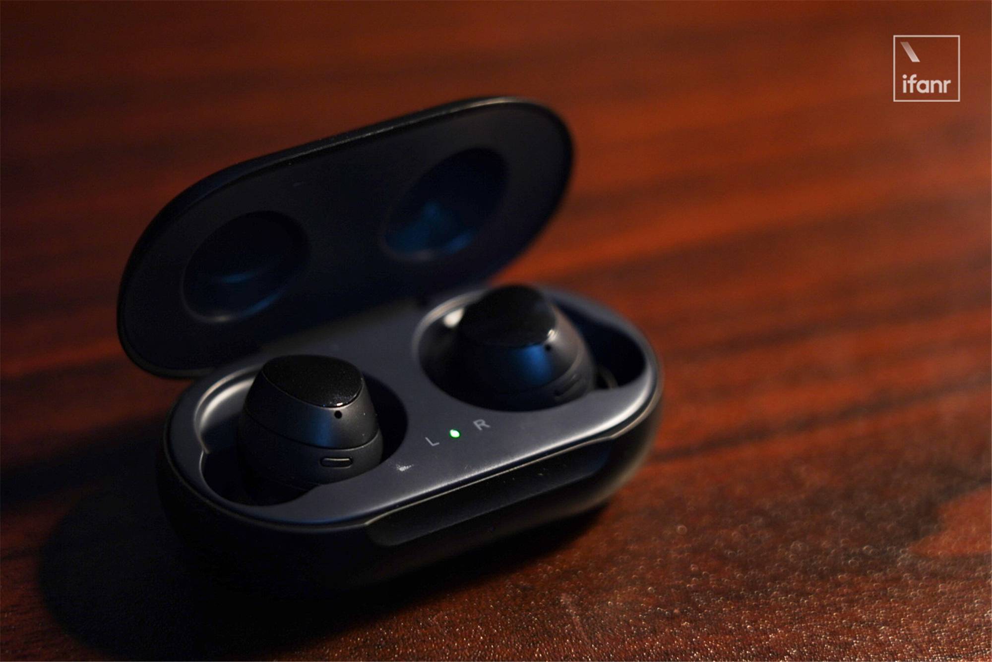 Airpods 2 samsung. Наушники Samsung Gear ICONX. Самсунг Buds 2. Samsung Galaxy pods. AIRPODS Pro и Samsung Buds.