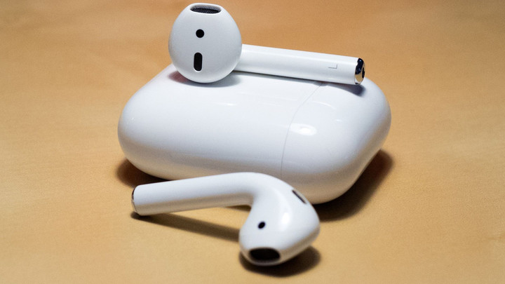 636720898212370181-Apple-AirPods-On-Table.jpg!720