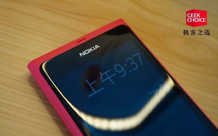 这款手机不仅是诺基亚的颜值巅峰，更是 MeeGo 系统的绝版之作 | 极客博物馆