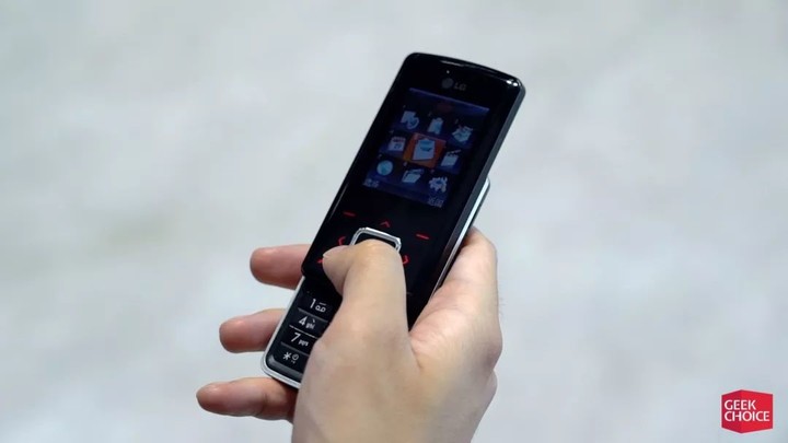 LG「一碰你就脸红」的巧克力手机，13 年后依旧让人心动 | 极客博物馆