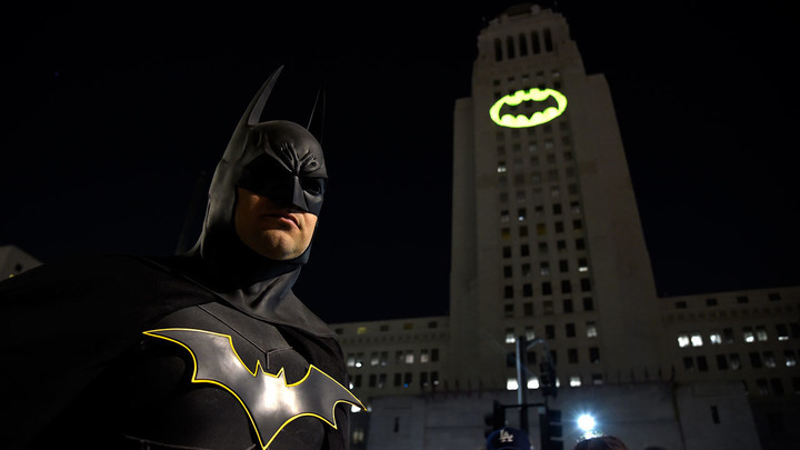 为蝙蝠侠庆生，全球多个城市亮起信号灯