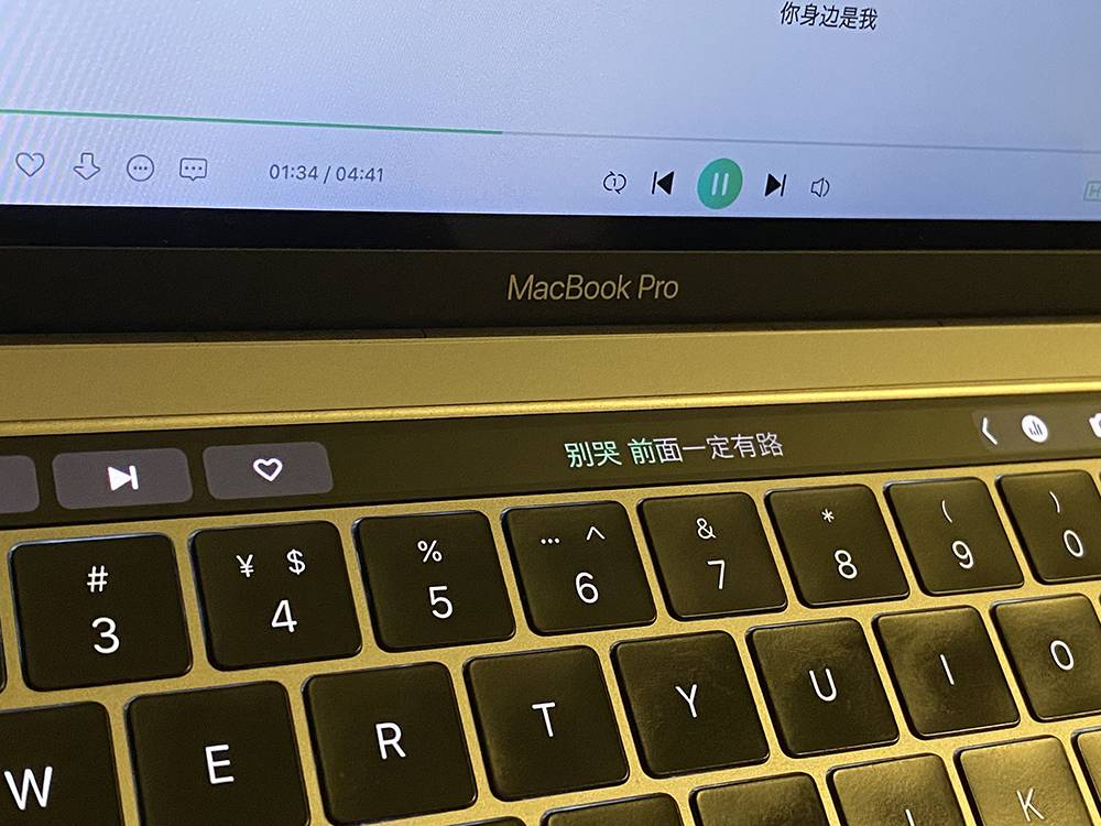 超实用！用上这4 个小工具，MacBook 上的触控条还能看歌词、养宠物| 爱范儿