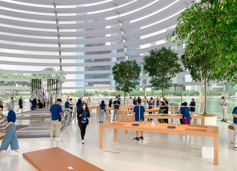 Hier befindet sich der erste schwimmende Apple Store der Welt, wahrscheinlich der schönste Apple Store - apple mbs tables