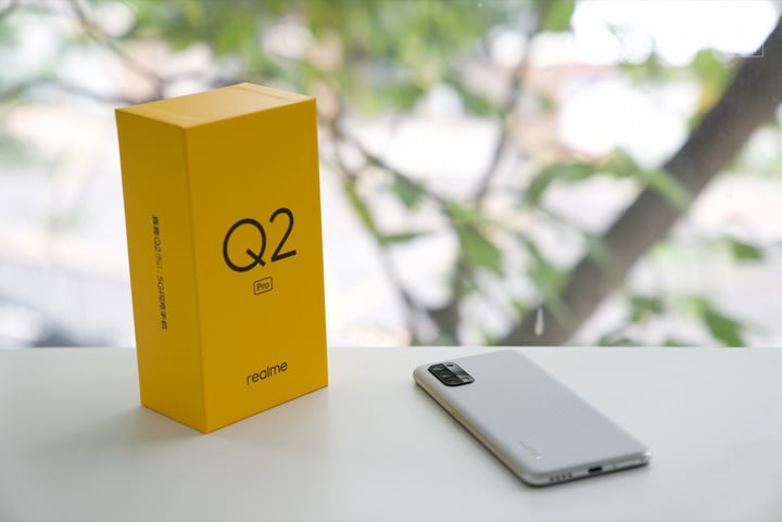 realme 真我 Q2 Pro 图赏：谁说千元机不能拥有 65W 快充和素皮？