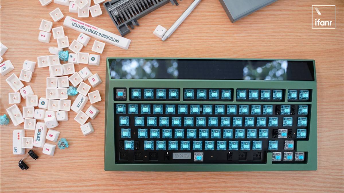 Cyber 09 - Tastiera meccanica, dovrebbe “uscire dal posto di lavoro” alla fine