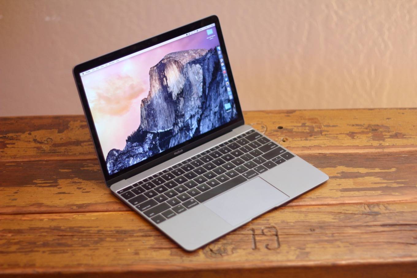 macbook 6c - Il MacBook Pro originale con Touch Bar è stato spietatamente eliminato da Apple