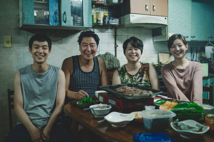 早报 | 苹果或在为 iPhone 研发磁性电池配件 / 小米或已决定造车 / 饿了么回应春节奖励争议