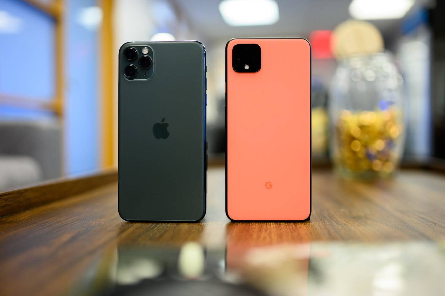 Apple hat die Spitze der weltweiten Verkaufsliste für Mobiltelefone erreicht. Gibt es wirklich einen Superzyklus, um ein iPhone zu kaufen? - iphone 11 pro max vs pixel 4 xl design 1