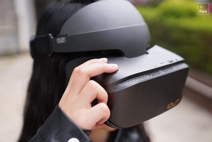 爱奇艺奇遇 2S VR 一体机体验：这可能是最便宜的 200 寸「巨幕影院」