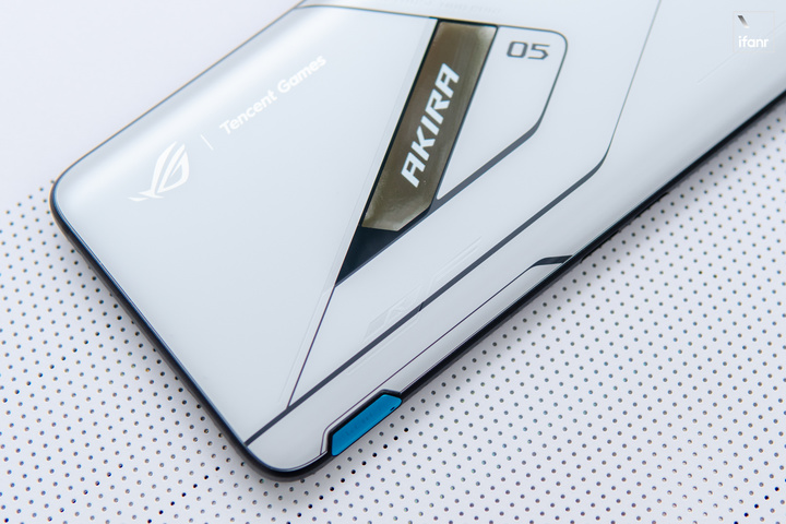 腾讯 ROG 游戏手机 5 幻影首发体验：18GB 运存旗舰，玩游戏有多爽？