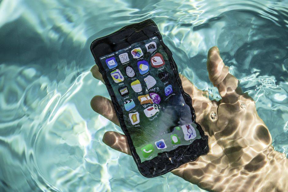 iphone 7 pool tests water splash 0072 - Dopo la “Concubina” di Motorola, perché il cellulare a tre prove è gradualmente scomparso?