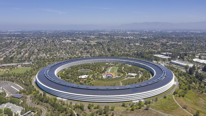 1920px-Apple_park_cupertino_2019.jpg!720