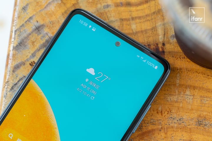 三星 Galaxy A52 5G 图赏：120Hz 屏幕和 IP67 能打动年轻人吗？