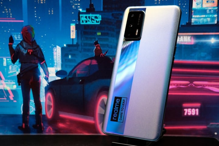 Realme GT Neo 轻体验：赛博朋克风的「旗舰射门员」？