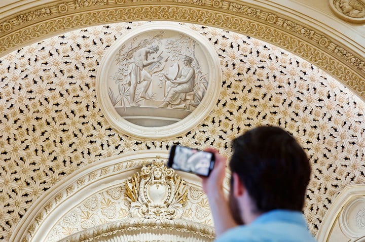 Apple_Tower-Theatre-now-open-in-downtown-LA-guests-observing-interior-art_062421.jpg!720