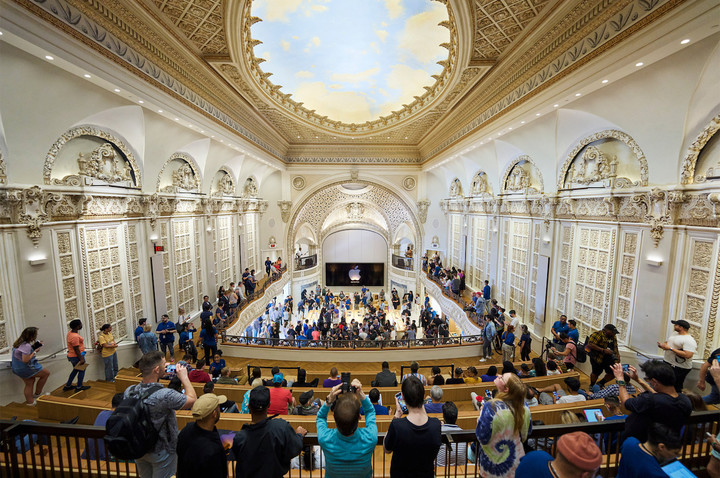 Apple_Tower-Theatre-now-open-in-downtown-LA-wide-interior-shot-from-balcony_062421.jpg!720