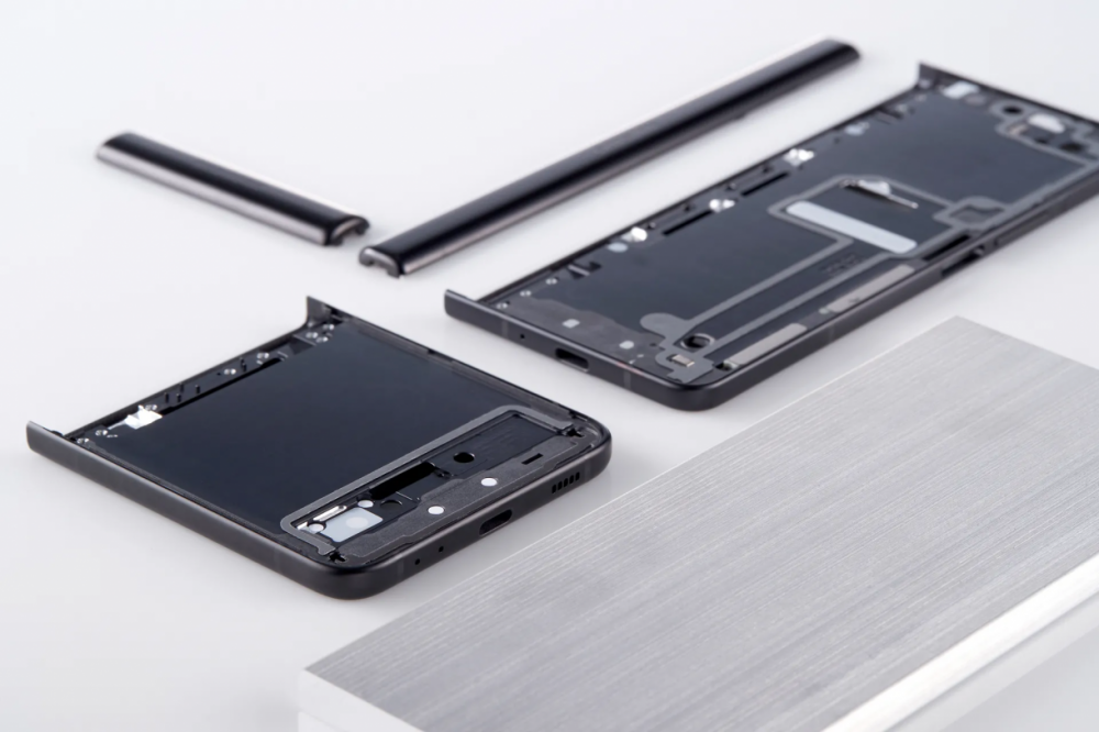 27 e1629508757616 - Impermeabile e resistente, questa volta Samsung può rimuovere l’etichetta stereotipata “fragile” dello schermo pieghevole?